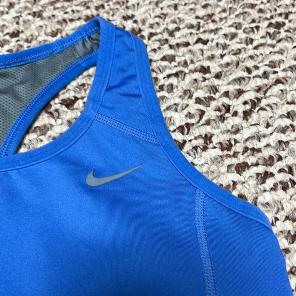 ‎Nike - Picture 2 of 7